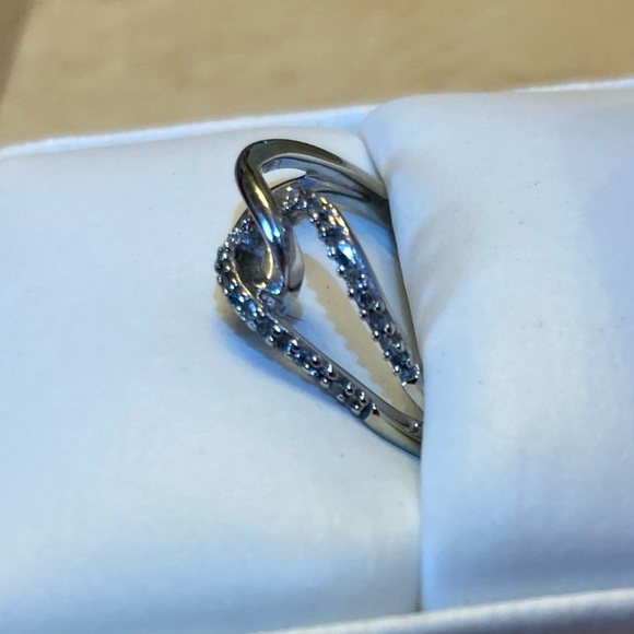 10K White Gold Diamond Ring with Interlocking Design - Picture 4 of 6